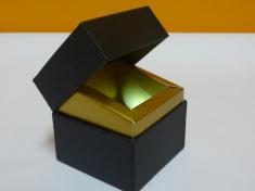 Caja base-tapa en bisagra,cartón rígido. En interior bandeja marco con luz automática